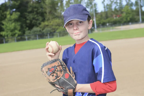 Uma criança de beisebol no campo — Fotografia de Stock
