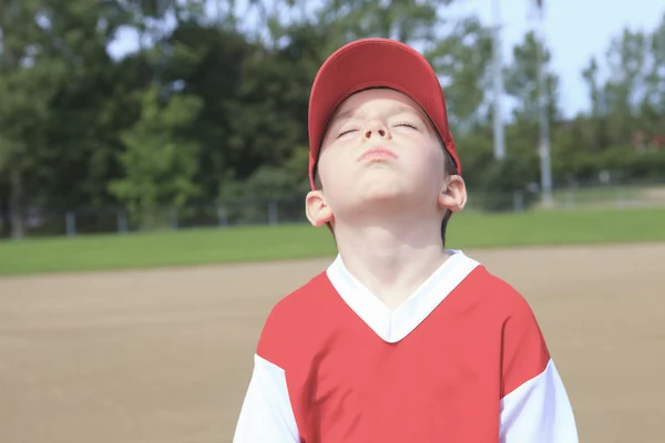 Детский бейсболист не хочет играть — стоковое фото