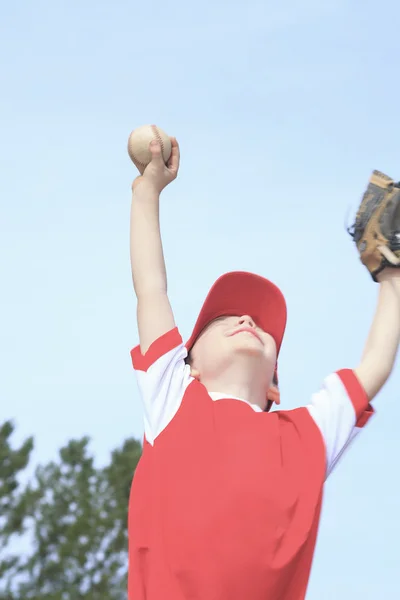 Egy szép boldog játszani baseball gyermek — Stock Fotó