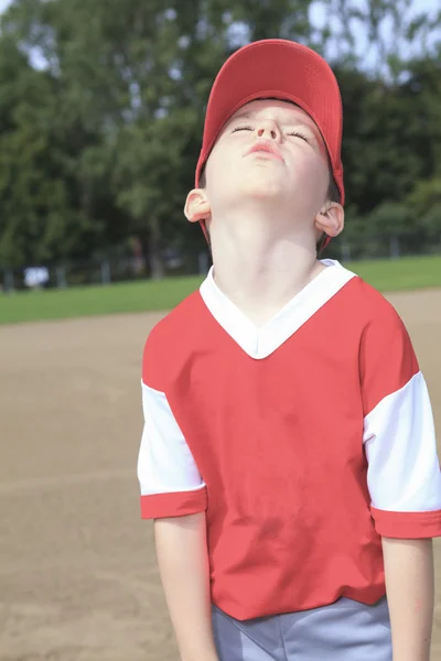 Un joueur de baseball enfants ne veulent pas jouer — Photo