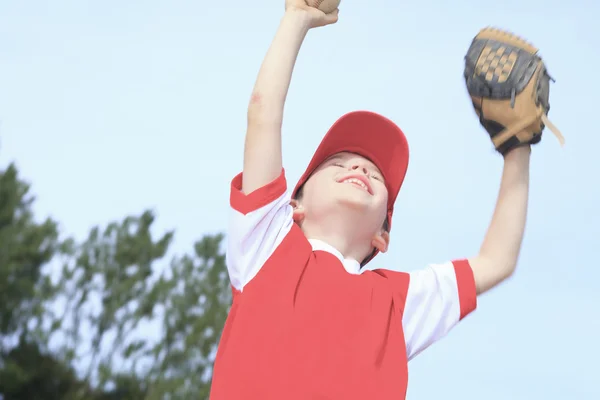 Un bel bambino felice di giocare a baseball — Foto Stock