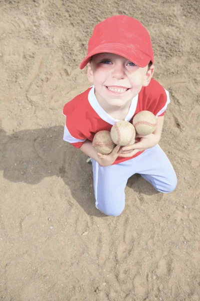 Хороший ребенок с удовольствием играет в бейсбол — стоковое фото