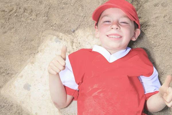 Un gentil enfant heureux de jouer au baseball — Photo