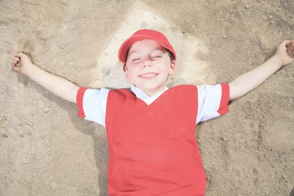 Un gentil enfant heureux de jouer au baseball — Photo