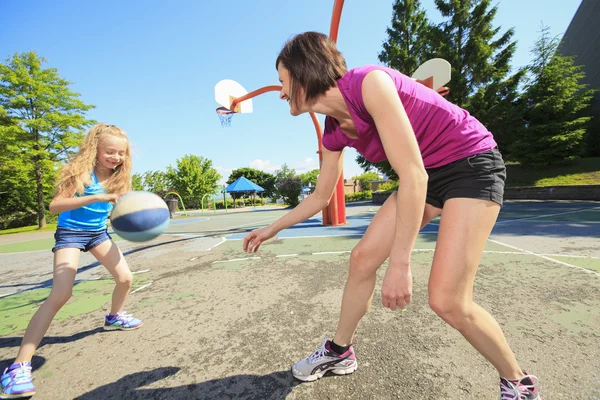 Une mère joue au basket avec sa fille — Photo