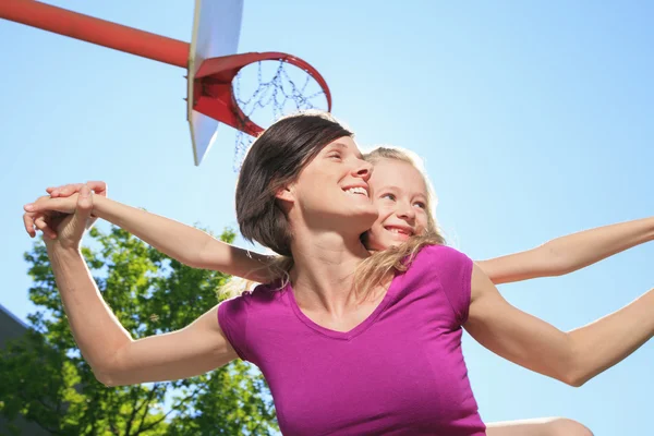 Matka hrát basketbal s jeho dcerou — Stock fotografie