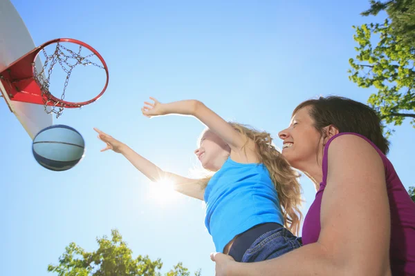 Een moeder spelen basketbal met zijn dochter — Stockfoto