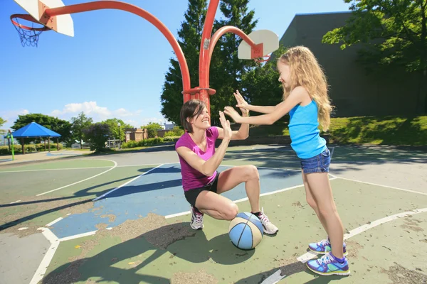 Мать играет в баскетбол с его дочерью — стоковое фото