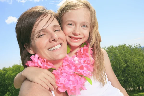 Familie, jeugd, geluk en mensen - glimlachend moeder en verlicht — Stockfoto