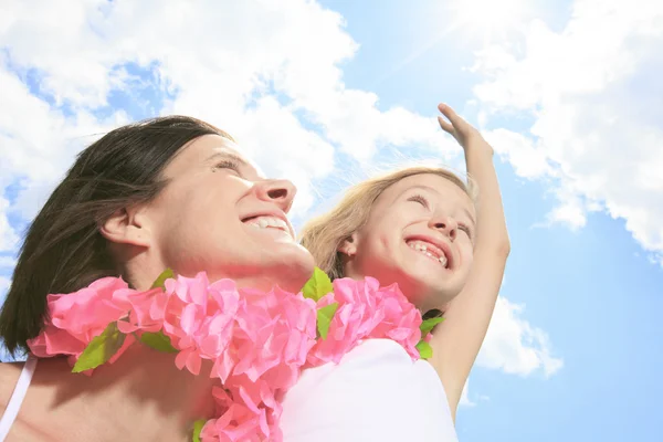 Famiglia, infanzia, felicità e persone - madre sorridente e illuminata — Foto Stock