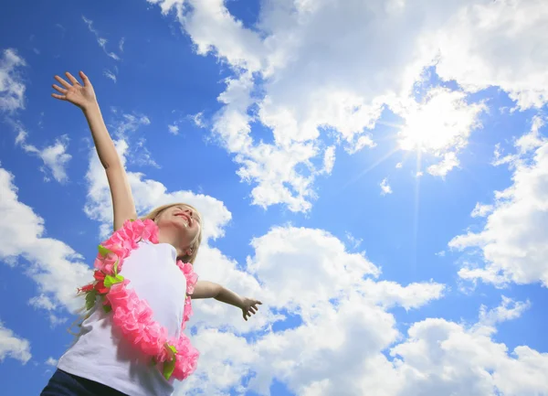 Una bambina bionda volare alto con il cielo sullo sfondo — Foto Stock