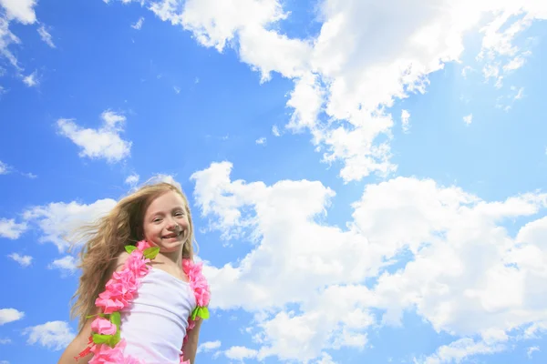 Bir küçük sarışın kız uçmak yüksek arka planda gökyüzü ile — Stok fotoğraf