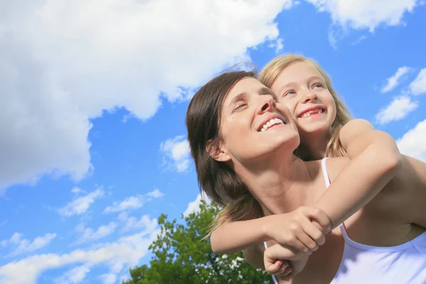 Mutter Giving Sie Tochter Ein Piggy Back Ride — Stockfoto