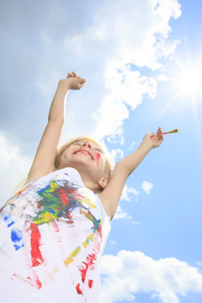 Uma menina loira com tinta no rosto — Fotografia de Stock