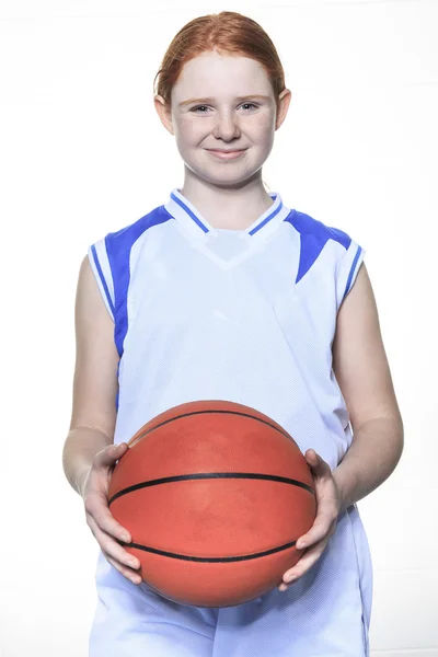 Egy tinédzser kosárlabda játékos, mint egy fehér háttér — Stock Fotó