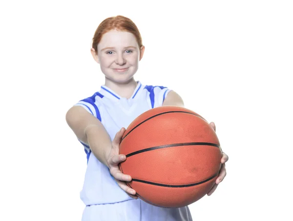 Un jugador de baloncesto adolescente sobre un fondo blanco — Foto de Stock