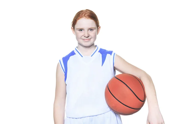 Un jugador de baloncesto adolescente sobre un fondo blanco — Foto de Stock