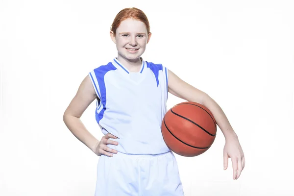 Un jugador de baloncesto adolescente sobre un fondo blanco — Foto de Stock