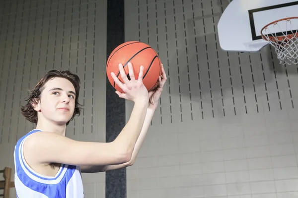 A teenager basketball player play his favorite sport — Stock Photo, Image