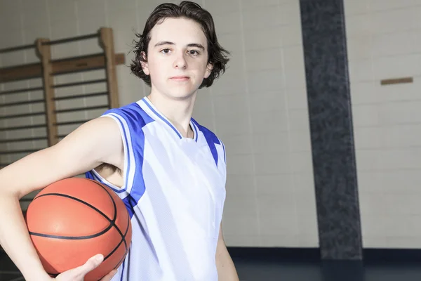 A teenager basketball player play his favorite sport — Stock Photo, Image