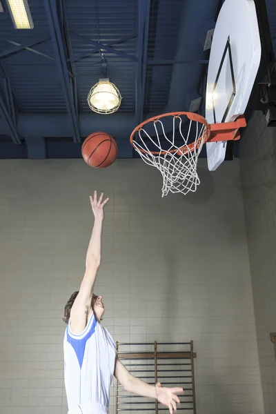 Підліток баскетболіст грає у свій улюблений вид спорту — стокове фото