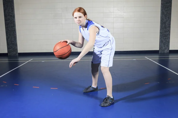 Ein jugendlicher Basketballspieler spielt seinen Lieblingssport — Stockfoto