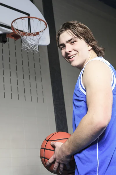 A teenager basketball player play his favorite sport — Stock Photo, Image