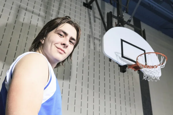 A teenager basketball player play his favorite sport — Stock Photo, Image