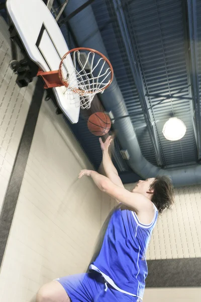 青少年篮球运动员发挥他最喜欢的运动 — 图库照片
