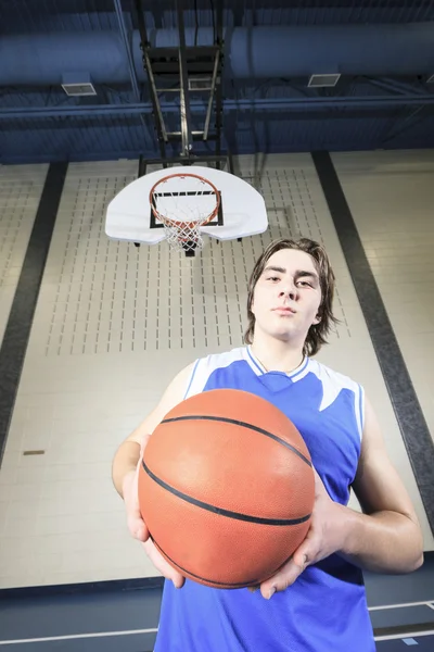 A teenager basketball player play his favorite sport — Stock Photo, Image