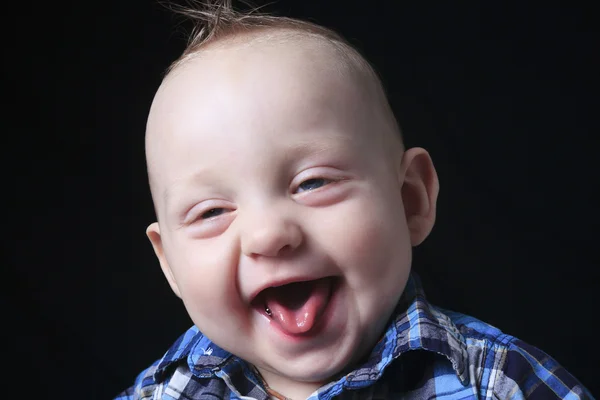 Prachtige kleine jongen portret op donkere achtergrond — Stockfoto