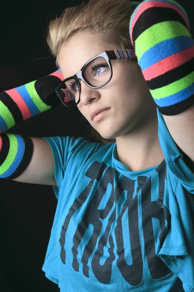 肖像的年轻女人，穿着条纹多色的短袜伊索 — 图库照片