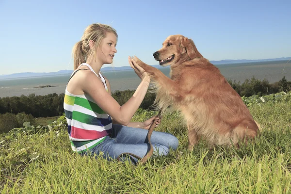 Chica divertida juega con el perro fuera —  Fotos de Stock