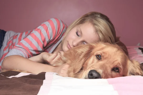 Mädchen und ihr Hund schlafen zusammen in einem Schlafzimmer — Stockfoto