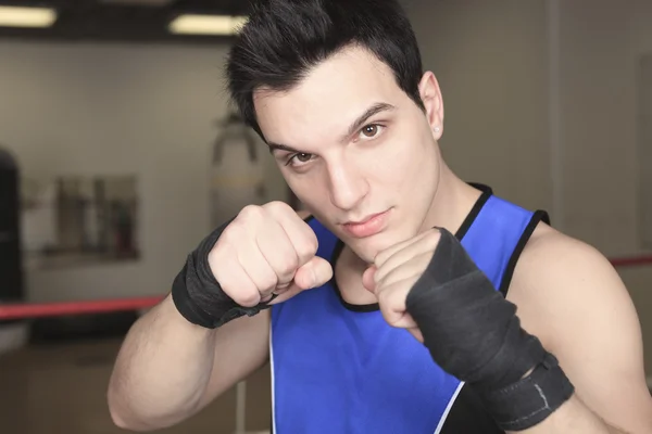 Um pugilista jovem que treina para a sua luta — Fotografia de Stock