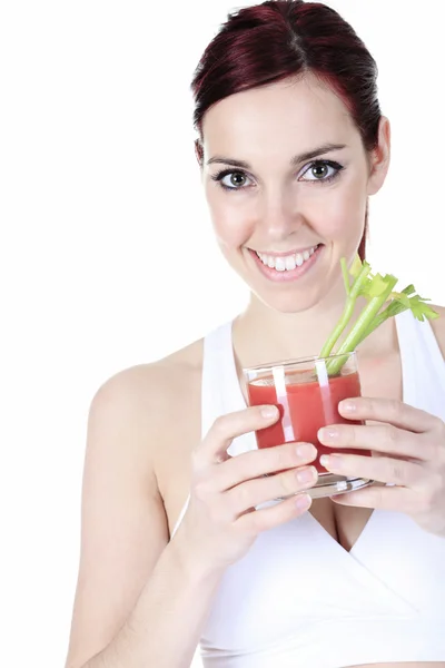 Jonge vrouw met een glas van tomatensap op witte achtergrond — Stockfoto