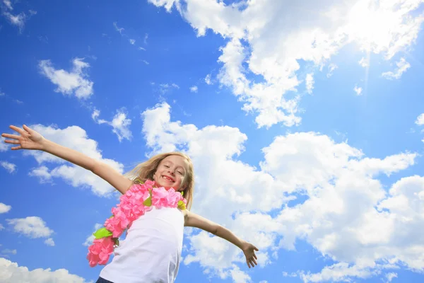 Een beetje Blond meisje vliegen hoog met lucht op de achtergrond Stockfoto