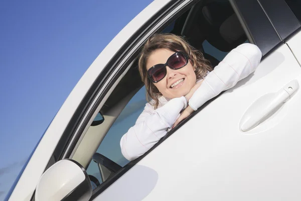 Auto. Žena řidič šťastný úsměv — Stock fotografie