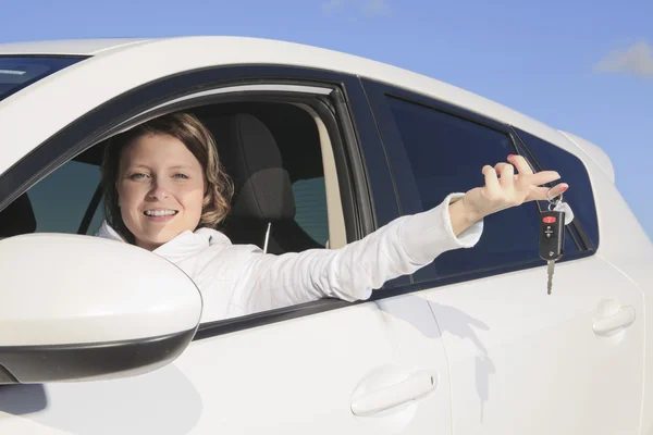 Carro. Mulher motorista feliz sorrindo — Fotografia de Stock