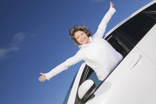 車。女性ドライバーの幸せな笑顔 — ストック写真