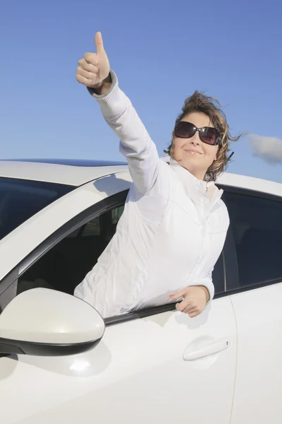 車。女性ドライバーの幸せな笑顔 — ストック写真