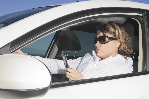 車。女性ドライバーの幸せな笑顔 — ストック写真