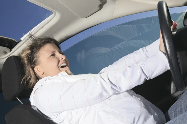 Eine Frau, die ein Problem mit dem Auto hat — Stockfoto