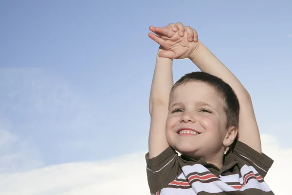 Een portret van de jongen met de hemelachtergrond — Stockfoto