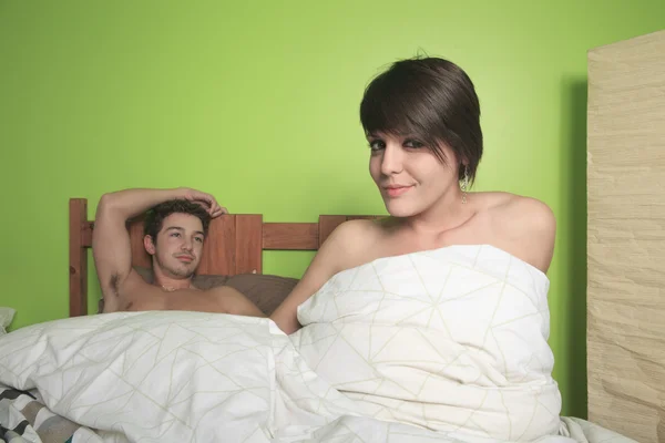 Mladý pár, kteří mají problém v posteli — Stock fotografie