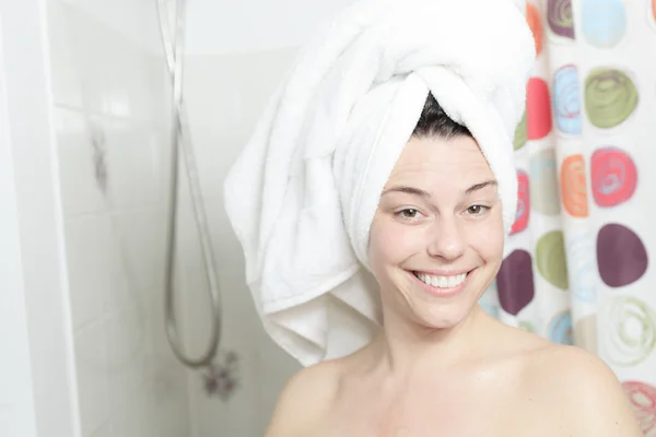 Ducha mujer. Feliz mujer sonriente lavándose el hombro duchándose en —  Fotos de Stock