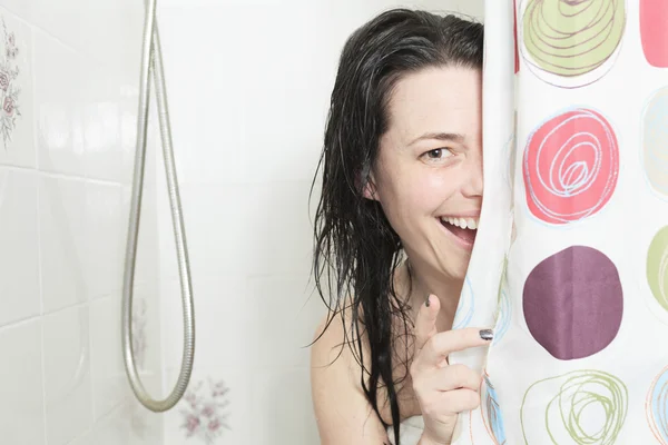 Douche femme. Happy souriant femme lavage épaule douche dans — Photo