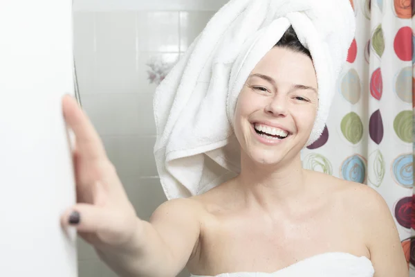 Ducha mujer. Feliz mujer sonriente lavándose el hombro duchándose en —  Fotos de Stock