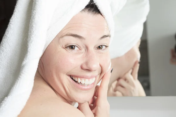 シャワーの女性。幸せな笑顔の女性肩のシャワー洗浄 — ストック写真