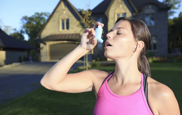 A woman jogging in a urban place with house in the background — Stock Photo, Image